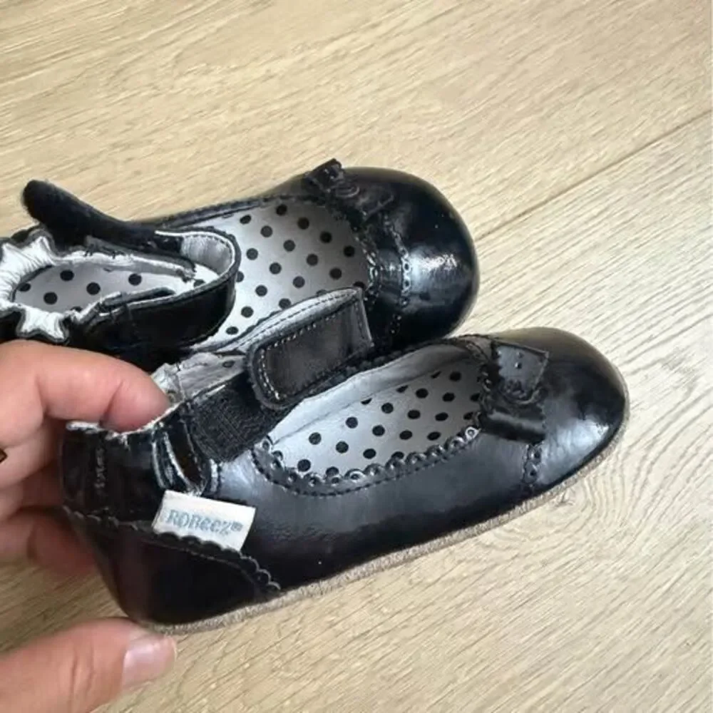 Robeez Black Patent Mary Jane Shoes size 6 or 18-24 mo
